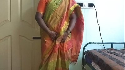 भारतीय देसी नौकरानी को दिखाने के लिए उसके प्राकृतिक स्तन करने के लिए घर के मालिक